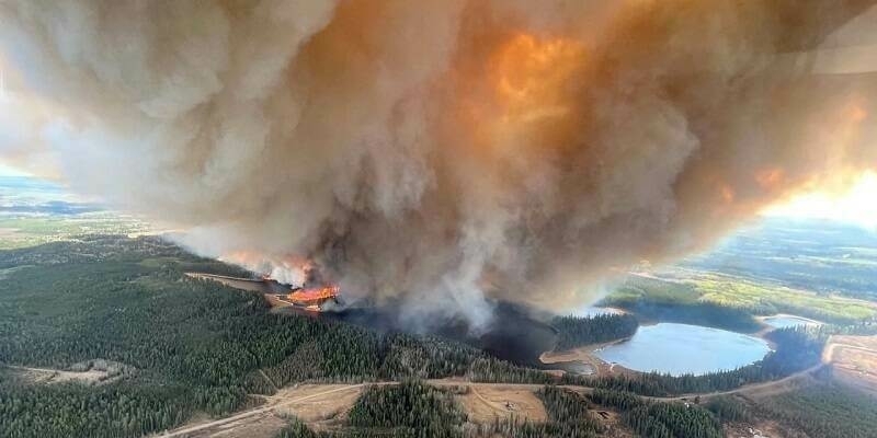 A smoke column rises from wildfire 800x400