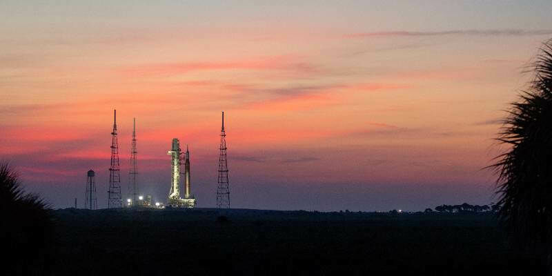 Artemis I on the launchpad 800x400 1