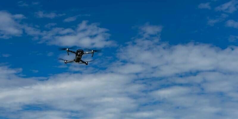 Flying drone 800x400